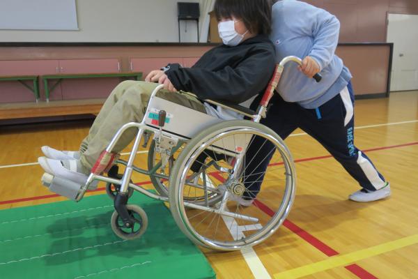 波崎小学校車いす体験(3)